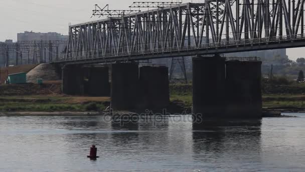 Νοβοσιμπίρσκ σιδηροδρομικής γέφυρας στον ποταμό Ob — Αρχείο Βίντεο