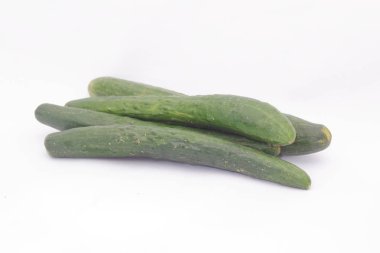 Mutfak masasında Japon salatalık