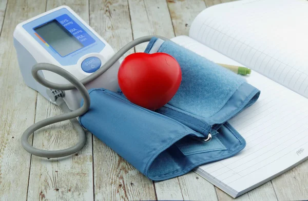 Medidor Presión Arterial Símbolo Forma Corazón Libreta Blanco Sobre Fondo — Foto de Stock