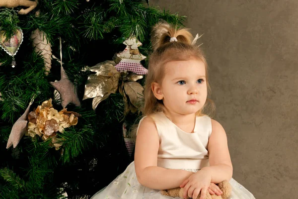 クリスマス ツリーで小さな女の子 — ストック写真