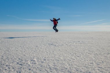 Bir adam büyük bir beyaz çayır atlar