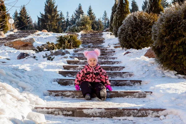 Niña sentada en las escaleras — Foto de Stock