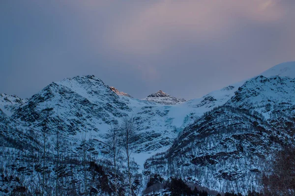 Paysage de montagne d'hiver au coucher du soleil . — Photo