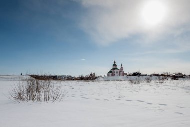 Beyaz kilise ile kış manzarası