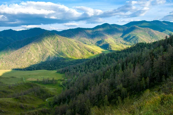 Güzel bir dağ manzarası.