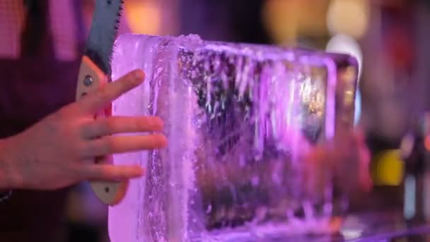 用一把锯子锯栏上的冰的调酒师 — 图库视频影像