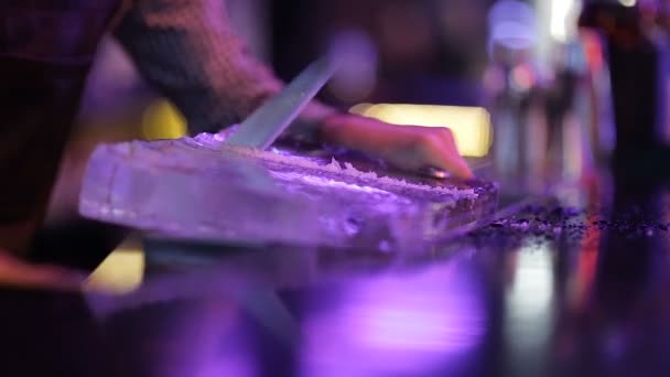 Barman serrar gelo no bar com uma serra — Vídeo de Stock