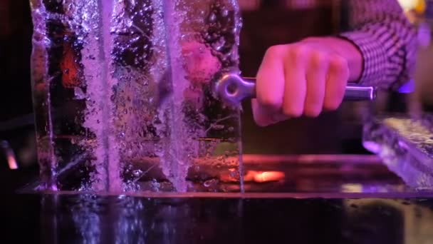 Camarero aserrando hielo en la barra con una sierra — Vídeos de Stock