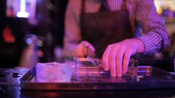 Barman scier de la glace sur le bar avec une scie — Video