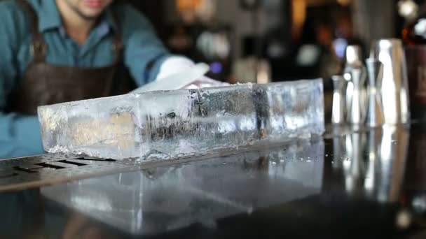 Barman zagen van ijs op de bar met een zaag — Stockvideo