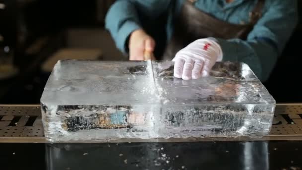 Camarero aserrando hielo en la barra con una sierra — Vídeo de stock