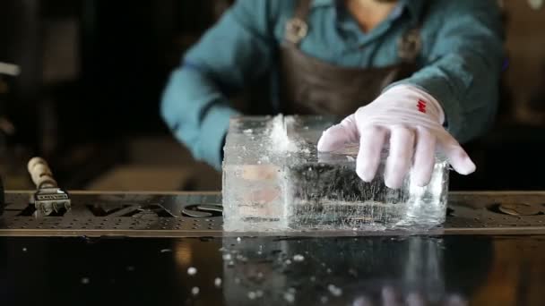 Бармен пилит лед в баре пилой — стоковое видео