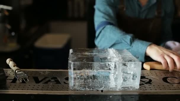 Barman scier de la glace sur le bar avec une scie — Video