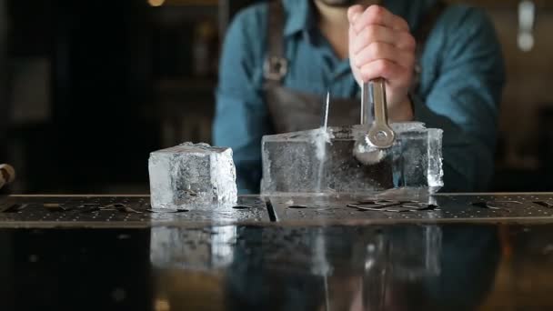 Camarero aserrando hielo en la barra con una sierra — Vídeos de Stock