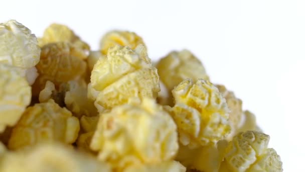 Popcorn con gusto di pancetta ruota su uno sfondo bianco. Super primo piano colpo — Video Stock