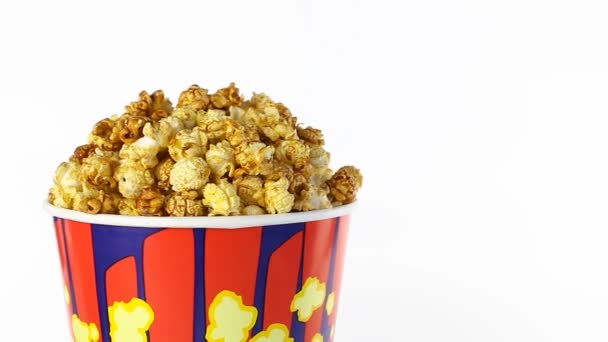 Karamelový popcorn se otočí na bílém pozadí. Průměrný střelec — Stock video