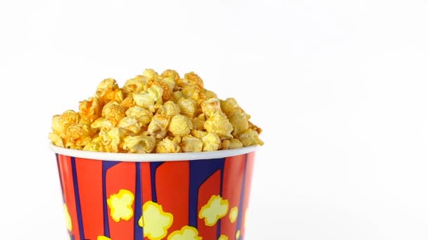 Kaas popcorn draait op een witte achtergrond. Middellange schot — Stockvideo