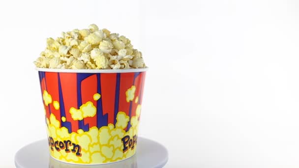 Salziges Popcorn rotiert auf weißem Hintergrund. Weitschuss — Stockvideo