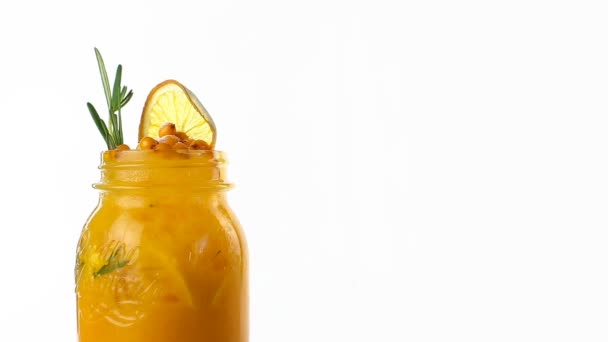Handgemaakte citrus limonade draait op een witte achtergrond — Stockvideo