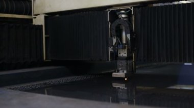 Endüstriyel robot lazer kesici metal parçalar keser