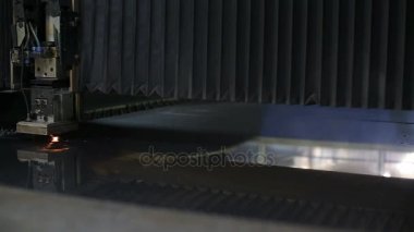 Endüstriyel robot lazer kesici metal parçalar keser