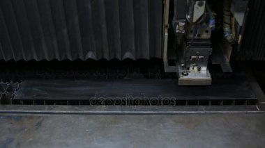 Endüstriyel robot lazer kesici metal parçalar keser