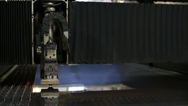 Industriella robotic laserskärare skär metalldelar — Stockvideo