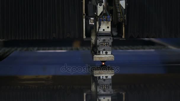 Coupeur laser robotique industriel coupe des pièces métalliques — Video