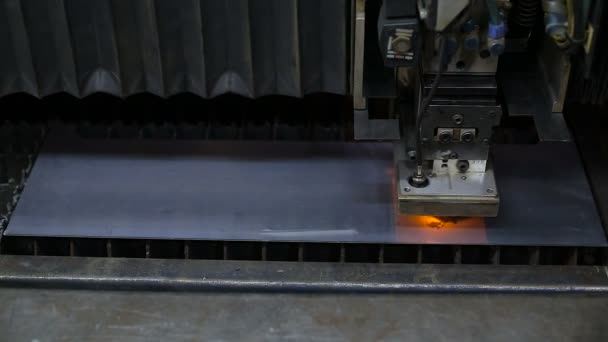 Cortador de laser robótico industrial corta peças metálicas — Vídeo de Stock
