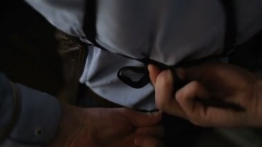 Barmen restoranda bir önlük elbise