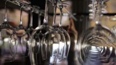 Barmen bardan bir bardak alır