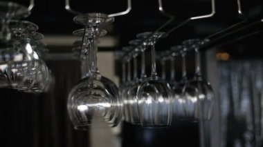 Barmen bardan bir bardak alır