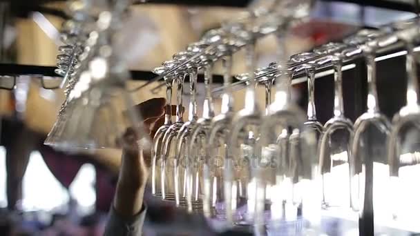 Бармен берет стакан из бара — стоковое видео