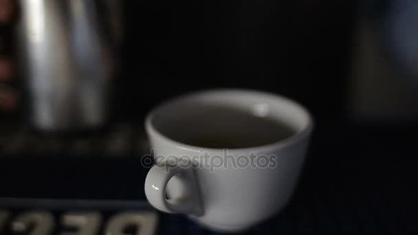 Leche espumosa se vierte en una taza de café. Preparación de capuchino — Vídeos de Stock