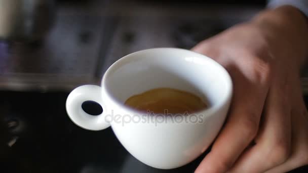 Schuimende melk wordt gegoten in een kopje koffie. cappuccino bereiding — Stockvideo