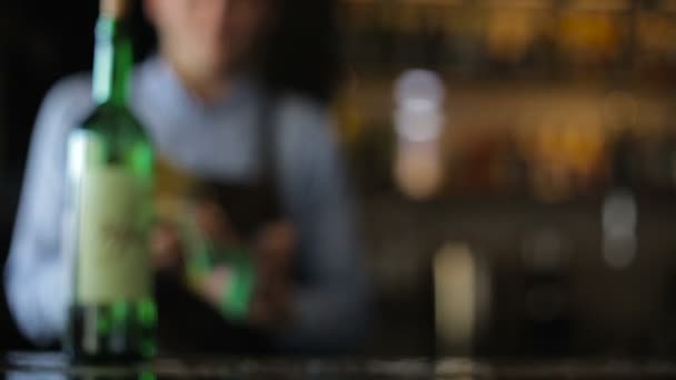 De barman giet wijn in een glas — Stockvideo