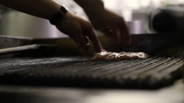 Tavuk ve Barbekü üzerinde sandviç için ekmek kızartma Şef