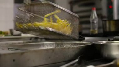 patates kızartması fritöz chipser içinde