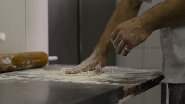 El cocinero hace la base para la pizza en la cocina — Vídeos de Stock