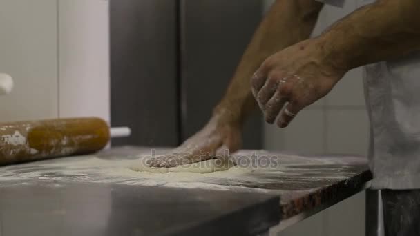 Cozinheiro faz uma base para pizza na cozinha — Vídeo de Stock