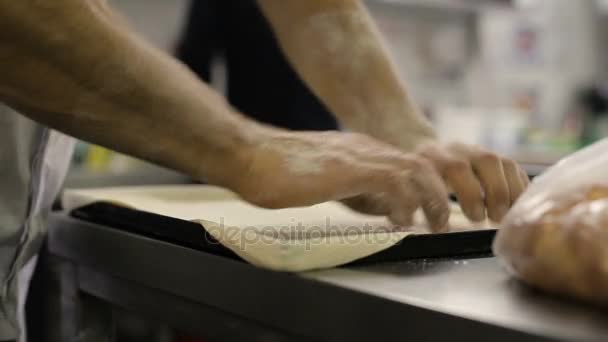 Cook mutfak pizzaya için bir temel sağlar — Stok video