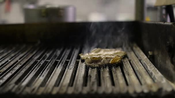 Chef friendo pollo y pan para sándwiches en la barbacoa — Vídeo de stock