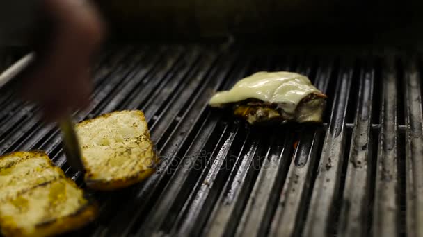 Kocken steka kyckling och bröd till smörgåsar på grillen — Stockvideo