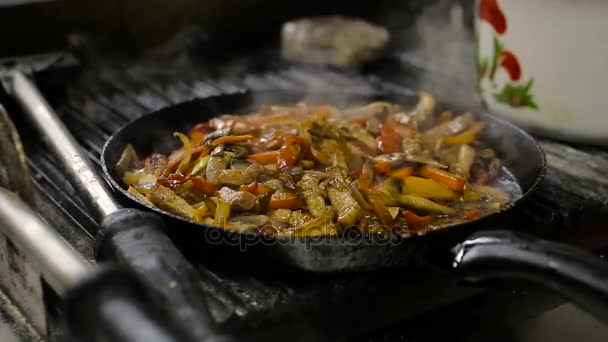 烹饪蔬菜和鸡胸肉圆角在潘 — 图库视频影像