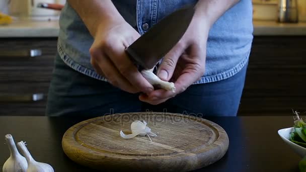 Στα χέρια του το μάγειρα καθαρίζονται και λιωμένο σκόρδο. Σπιτικό πρωινό — Αρχείο Βίντεο