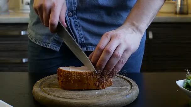 Las manos de la cocinera cortan el brisket. Desayuno casero — Vídeo de stock