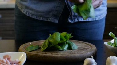 Elleri ezilmiş marul pişirin. Ev yapımı Kahvaltı