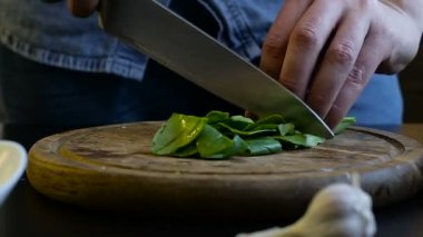 Elleri ezilmiş marul pişirin. Ev yapımı Kahvaltı