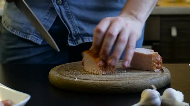 Le mani del cuoco tagliano la punta di petto. Colazione fatta in casa — Video Stock