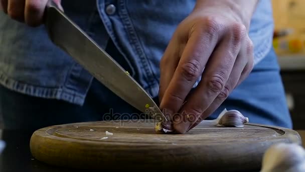 Hände des Kochs gereinigt und zerquetscht Knoblauch. hausgemachtes Frühstück — Stockvideo